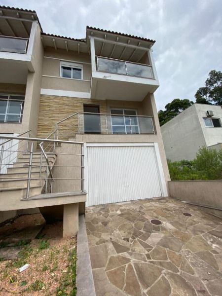 Casa à venda com 3 quartos, 202m², 2 suítes, 2 vagas, Rua Antônio Spolidoro no bairro Aberta dos Morros em Porto Alegre