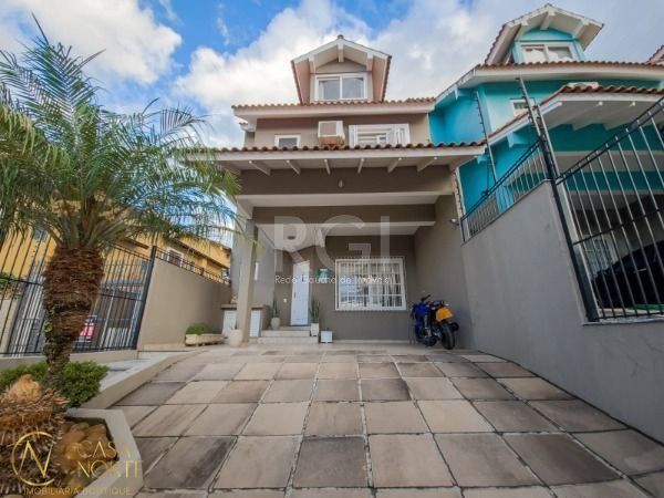 Casa à venda com 3 quartos, 159m², 1 suíte, 4 vagas, Rua Padre João Batista Reus no bairro Vila Conceição em Porto Alegre