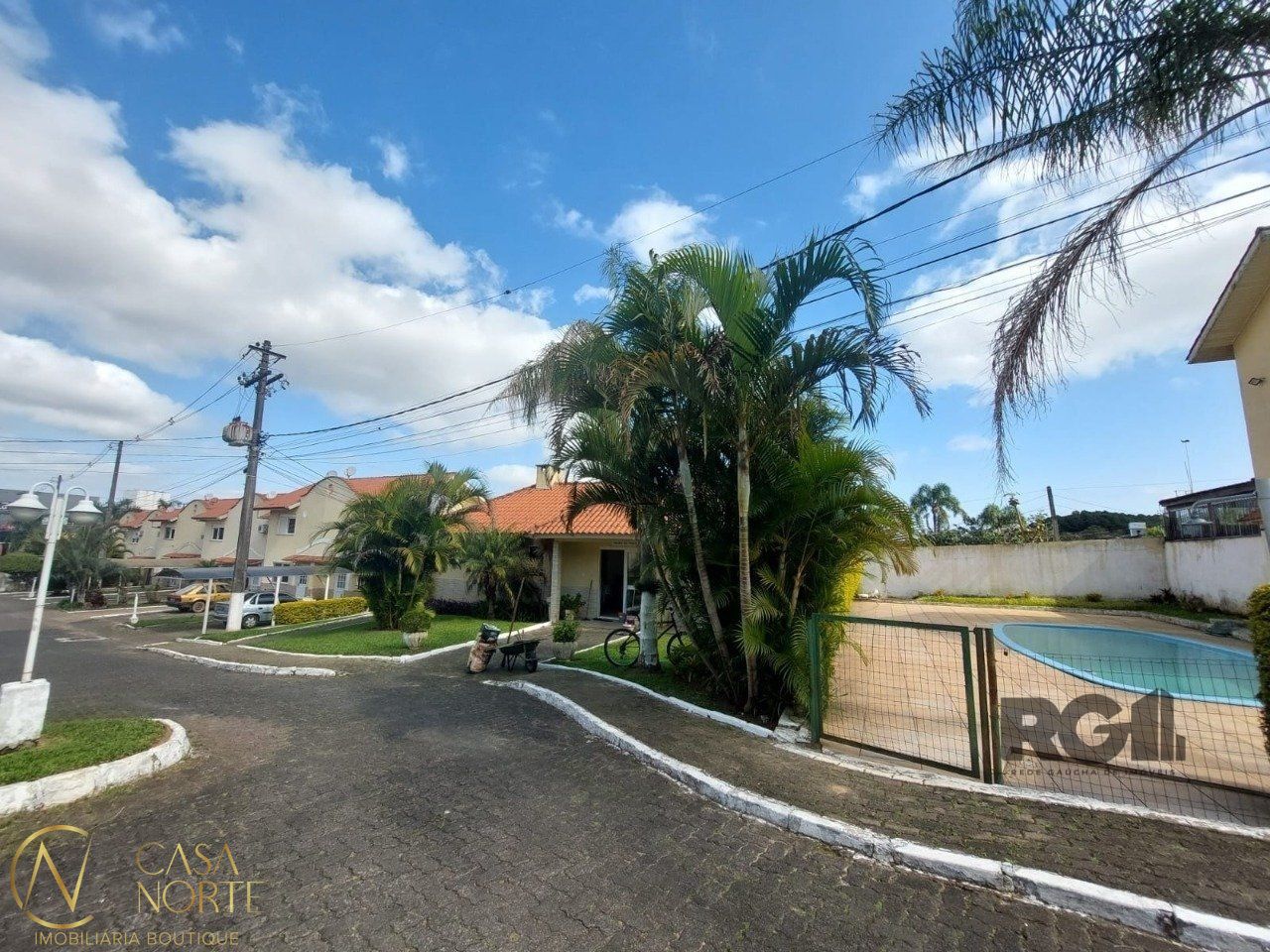 Casa de Condomínio à venda com 2 quartos, 118m², 4 vagas, Avenida Edgar Pires de Castro no bairro Hípica em Porto Alegre