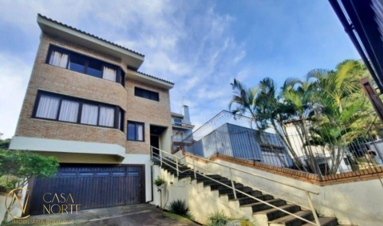 Casa à venda com 4 quartos, 276m², 2 suítes, 4 vagas, Rua Edgar Luiz Schneider no bairro Jardim Isabel em Porto Alegre