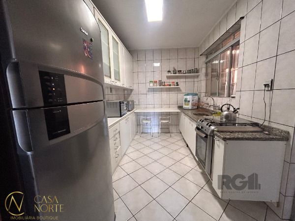 Casa à venda com 3 quartos, 333m², 1 suíte, Rua Capitão Manoel Pozo Bravo no bairro Partenon em Porto Alegre
