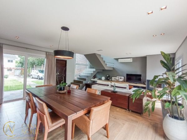 Casa de Condomínio à venda com 3 quartos, 173m², 1 suíte, 2 vagas, Rua Francisco Solano Borges no bairro Hípica em Porto Alegre
