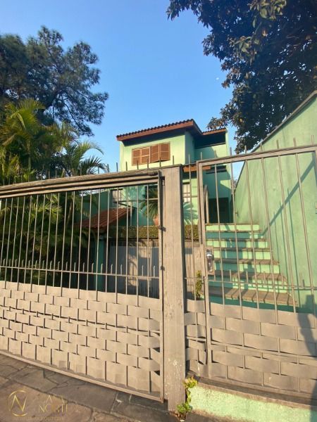 Casa à venda com 4 quartos, 301m², 1 suíte, 2 vagas, Rua Santa Isabel no bairro Bom Jesus em Porto Alegre
