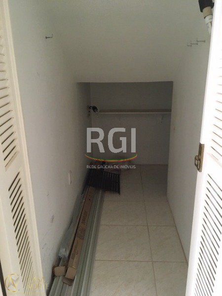 Casa de Condomínio à venda com 3 quartos, 190m², 1 suíte, 3 vagas, Avenida Edgar Pires de Castro no bairro Aberta dos Morros em Porto Alegre