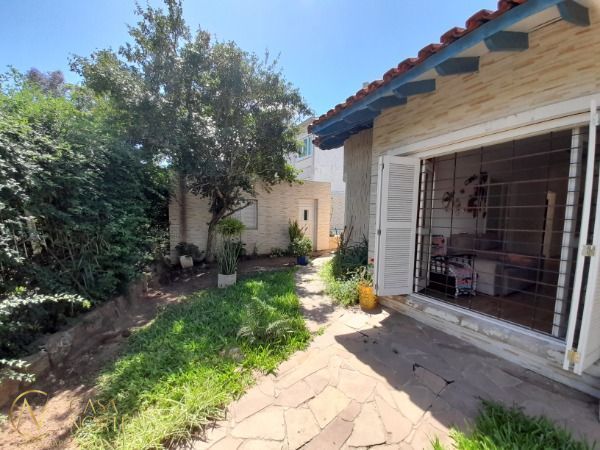 Casa à venda com 3 quartos, 136m², 1 suíte, 2 vagas, Rua Mura no bairro Guarujá em Porto Alegre