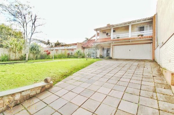Casa à venda com 4 quartos, 300m², 1 suíte, 6 vagas, Travessa Pedra Redonda no bairro Jardim Isabel em Porto Alegre