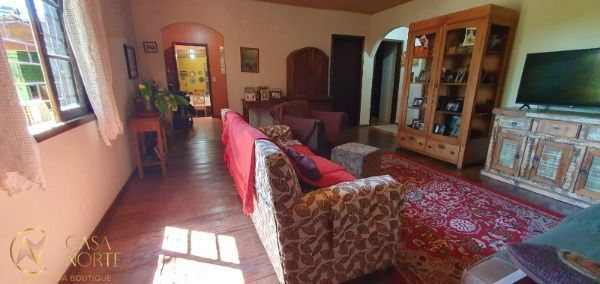 Casa à venda com 3 quartos, 120m², 5 vagas, Rua Hygino Russi Lima no bairro Ponta Grossa em Porto Alegre