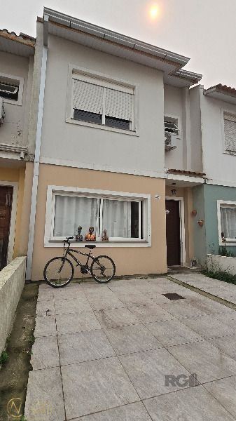 Casa de Condomínio à venda com 3 quartos, 144m², 1 suíte, 2 vagas, Avenida Edgar Pires de Castro no bairro Hípica em Porto Alegre