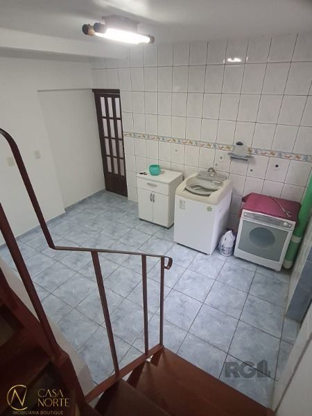 Casa à venda com 4 quartos, 450m², 1 suíte, 3 vagas, Rua Flor de Pessegueiro no bairro Vila Nova em Porto Alegre