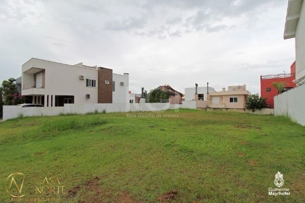 Terreno à venda  com 300m², Avenida Edgar Pires de Castro no bairro Hípica em Porto Alegre