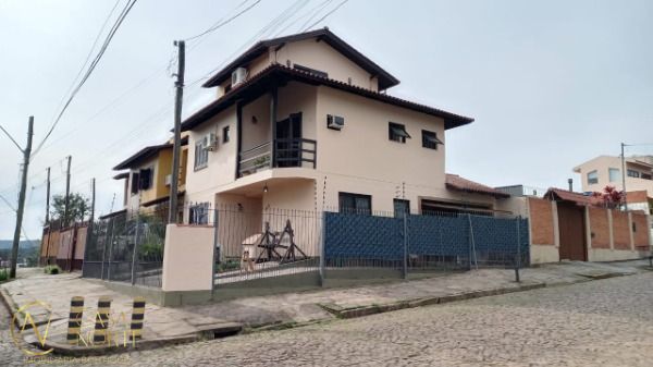 Sobrado à venda com 3 quartos, 163m², 1 suíte, 2 vagas, Avenida Doutor Francisco Roberto Dalligna no bairro Espírito Santo em Porto Alegre