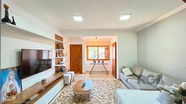 Casa à venda com 3 quartos, 130m², 3 suítes, 2 vagas, Rua Heitor Kramer no bairro Guarujá em Porto Alegre