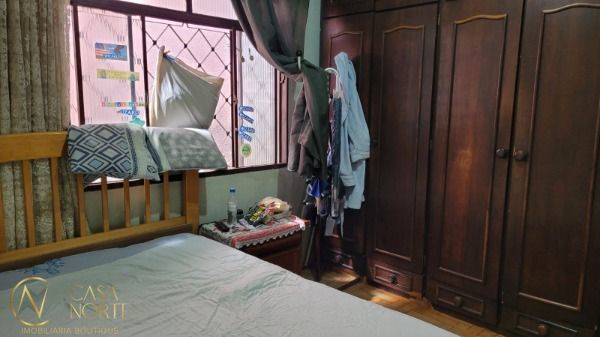 Casa à venda com 3 quartos, 110m², 2 vagas, Rua Caldre e Fiao no bairro Santo Antônio em Porto Alegre