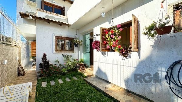 Casa à venda com 3 quartos, 161m², 1 suíte, 2 vagas, Rua dos Guaranis no bairro Espírito Santo em Porto Alegre