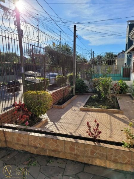Casa à venda com 6 quartos, 244m², 1 suíte, 2 vagas, Rua Ibiruba no bairro Cavalhada em Porto Alegre
