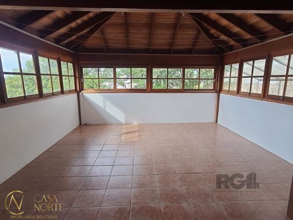 Casa à venda com 4 quartos, 450m², 1 suíte, 3 vagas, Rua Flor de Pessegueiro no bairro Vila Nova em Porto Alegre