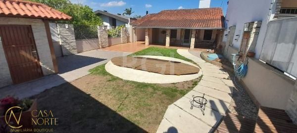 Casa à venda com 4 quartos, 374m², 1 suíte, 3 vagas, Rua Oiampi no bairro Guarujá em Porto Alegre