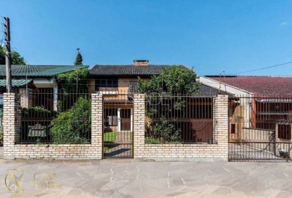 Sobrado à venda com 3 quartos, 230m², 1 suíte, 3 vagas, Rua Victor Silva no bairro Camaquã em Porto Alegre
