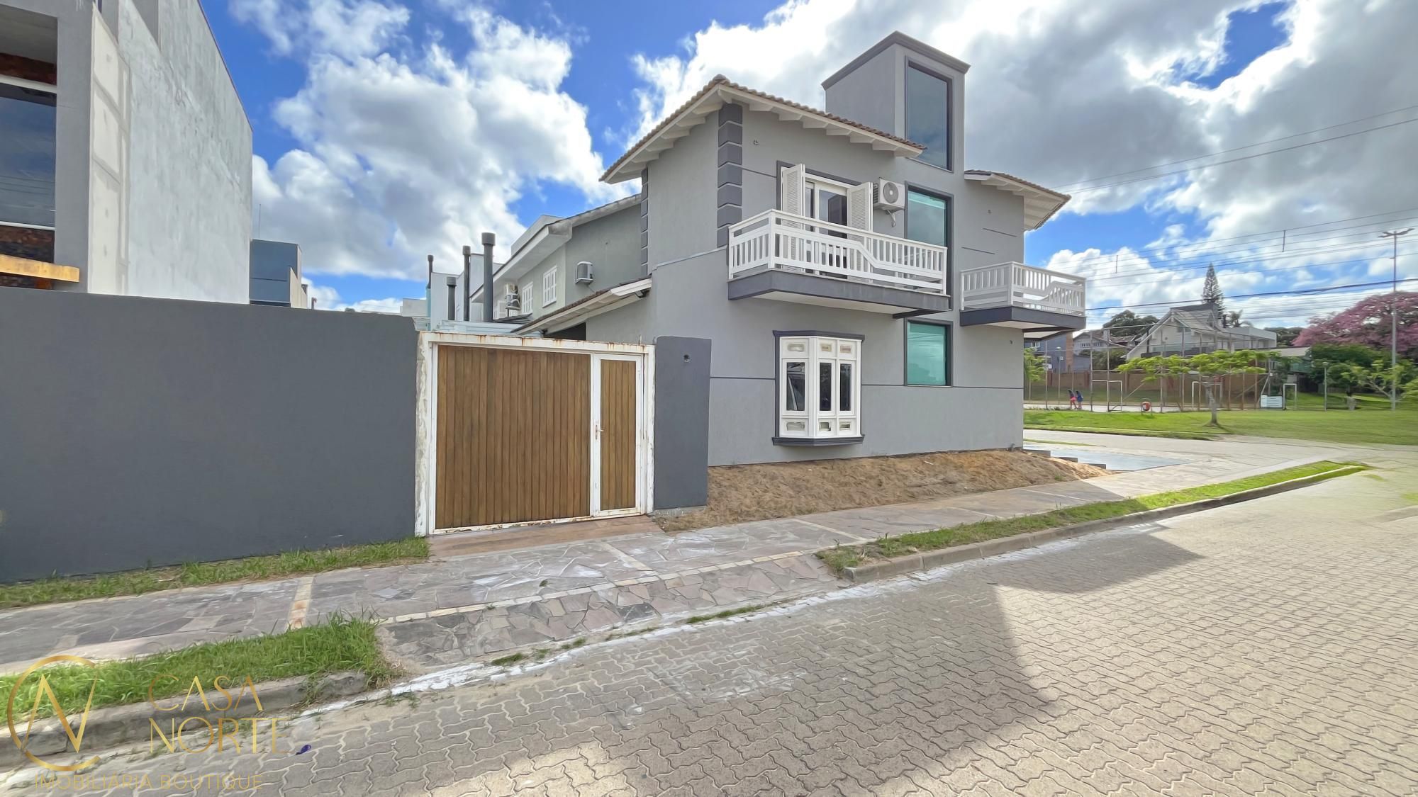 Casa à venda com 3 quartos, 140m², 1 suíte, 2 vagas, Rua Ivo Walter Kern no bairro Hípica em Porto Alegre