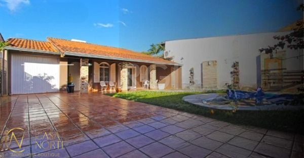 Casa à venda com 4 quartos, 374m², 1 suíte, 3 vagas, Rua Oiampi no bairro Guarujá em Porto Alegre