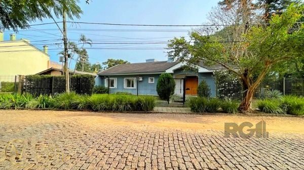 Casa à venda , 350m², 3 suítes, 4 vagas, Rua Conselheiro Xavier da Costa no bairro Ipanema em Porto Alegre
