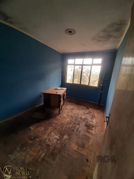 Casa à venda com 4 quartos, 200m², 1 suíte, 2 vagas, Rua Jaguari no bairro Cristal em Porto Alegre