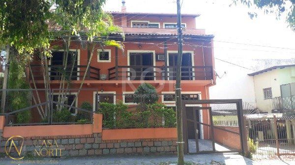 Casa à venda com 4 quartos, 220m², 1 suíte, 2 vagas, Travessa Nossa Senhora de Lourdes no bairro Tristeza em Porto Alegre