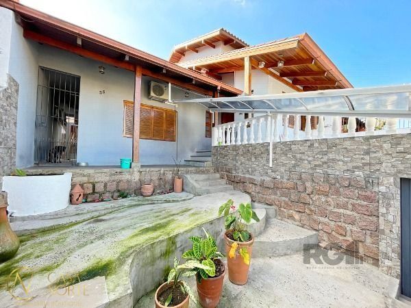 Sobrado à venda com 3 quartos, 290m², 1 suíte, 2 vagas, Rua Delfina Fusquini Sirianni no bairro Vila Nova em Porto Alegre