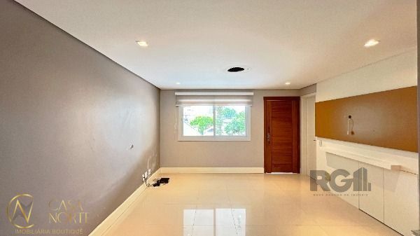 Casa de Condomínio à venda com 4 quartos, 210m², 3 suítes, 2 vagas, Rua Doutor Mário Totta no bairro Tristeza em Porto Alegre