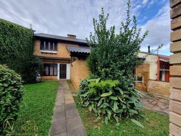 Sobrado à venda com 3 quartos, 230m², 1 suíte, 3 vagas, Rua Victor Silva no bairro Camaquã em Porto Alegre