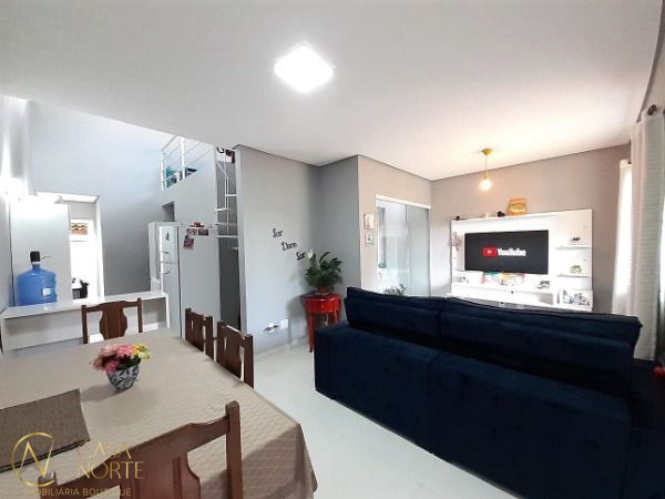 Casa à venda com 2 quartos, 70m², 2 vagas, Rua Lelis Leo Garcia Espartel no bairro Hípica em Porto Alegre