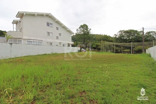 Terreno à venda  com 300m², Avenida Edgar Pires de Castro no bairro Hípica em Porto Alegre