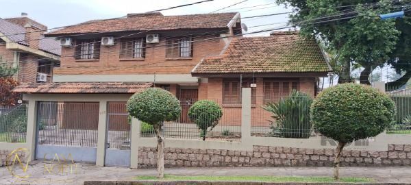 Casa à venda com 3 quartos, 228m², 1 suíte, 4 vagas, Rua Leme no bairro Ipanema em Porto Alegre