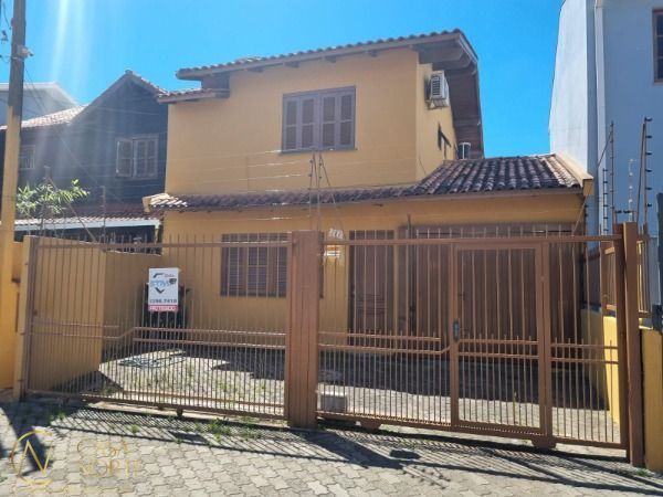 Sobrado à venda com 3 quartos, 155m², 1 suíte, 4 vagas, Rua Giobatta Giuseppe Petracco no bairro Vila Nova em Porto Alegre