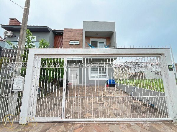 Casa à venda com 3 quartos, 127m², 1 suíte, 2 vagas, Rua Aldo Sani no bairro Hípica em Porto Alegre