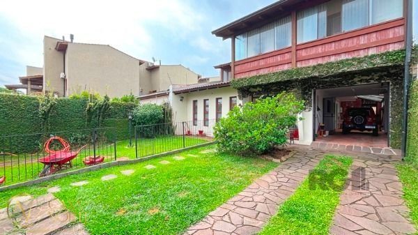 Casa à venda com 3 quartos, 235m², 1 suíte, 3 vagas, Avenida Guarujá no bairro Guarujá em Porto Alegre