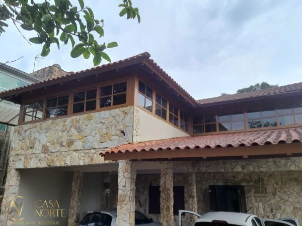 Casa à venda com 4 quartos, 450m², 1 suíte, 3 vagas, Rua Flor de Pessegueiro no bairro Vila Nova em Porto Alegre