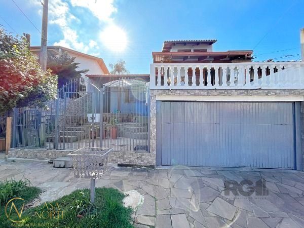 Sobrado à venda com 3 quartos, 290m², 1 suíte, 2 vagas, Rua Delfina Fusquini Sirianni no bairro Vila Nova em Porto Alegre