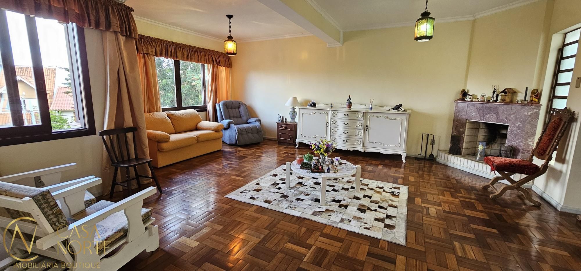 Casa à venda com 4 quartos, 276m², 2 suítes, 4 vagas, Rua Edgar Luiz Schneider no bairro Jardim Isabel em Porto Alegre