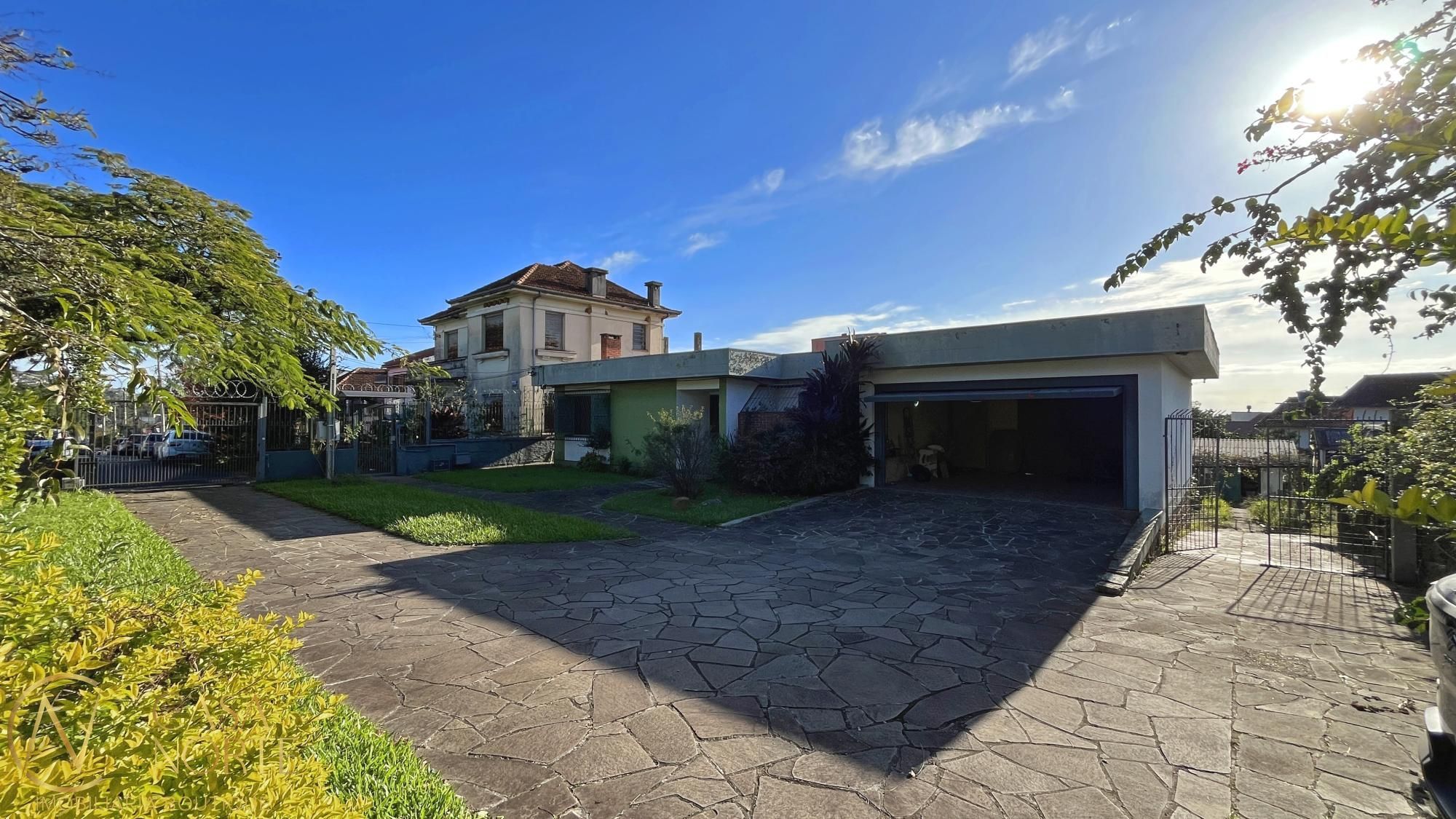 Casa à venda com 4 quartos, 1967m², 1 suíte, 2 vagas, Rua Domício da Gama no bairro Glória em Porto Alegre