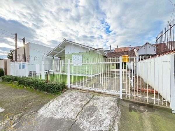 Casa à venda com 2 quartos, 200m², 2 vagas, Rua Osório Mendes Ouriques no bairro Guarujá em Porto Alegre