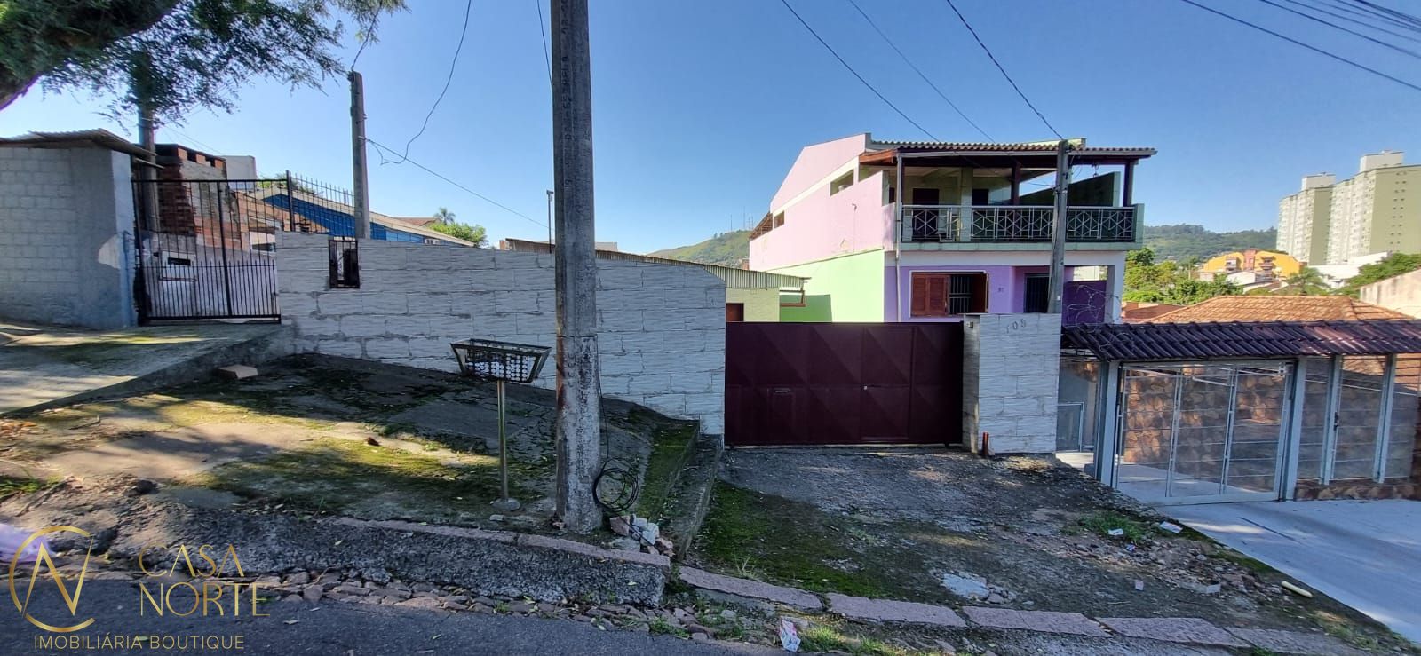 Casa à venda com 3 quartos, 400m², 2 suítes, 6 vagas, Rua Martim Minaberry no bairro Partenon em Porto Alegre