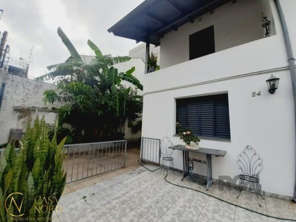 Casa à venda com 4 quartos, 242m², 1 suíte, 4 vagas, Rua Barão de Cerro Largo no bairro Menino Deus em Porto Alegre
