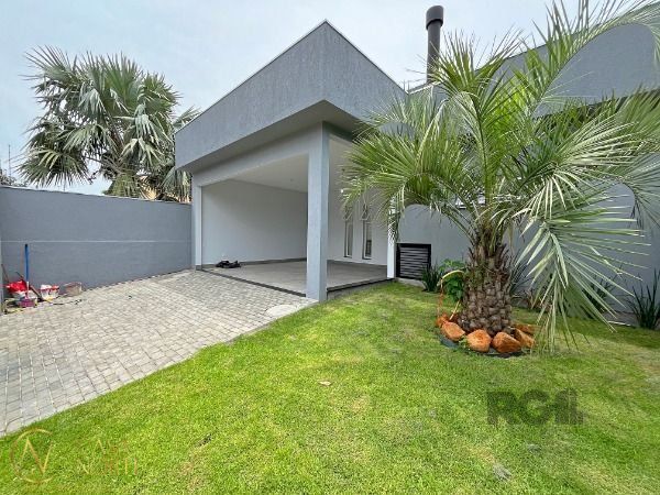 Casa à venda com 3 quartos, 204m², 2 suítes, 2 vagas, Rua Leme no bairro Ipanema em Porto Alegre