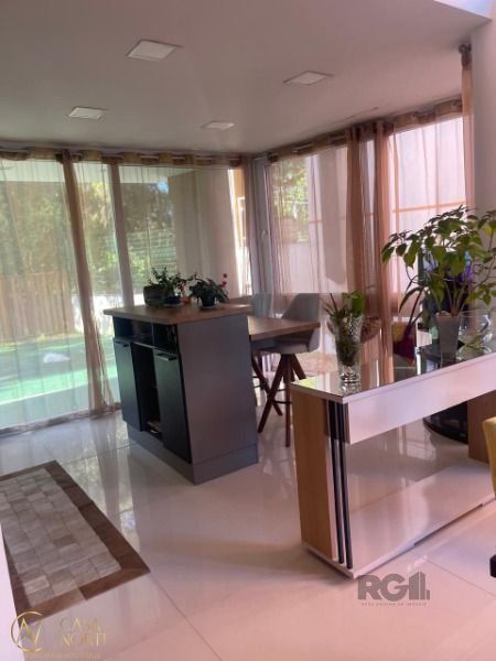 Casa de Condomínio à venda com 3 quartos, 267m², 3 suítes, 3 vagas, Rua Sabiá no bairro Jardim Carvalho em Porto Alegre