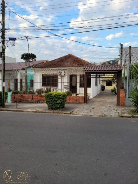 Casa à venda com 6 quartos, 244m², 1 suíte, 2 vagas, Rua Ibiruba no bairro Cavalhada em Porto Alegre