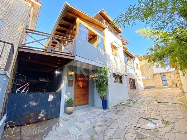 Casa de Condomínio à venda com 3 quartos, 177m², 1 suíte, 2 vagas, Rua Professor Leonardo Tochtrop no bairro Ipanema em Porto Alegre