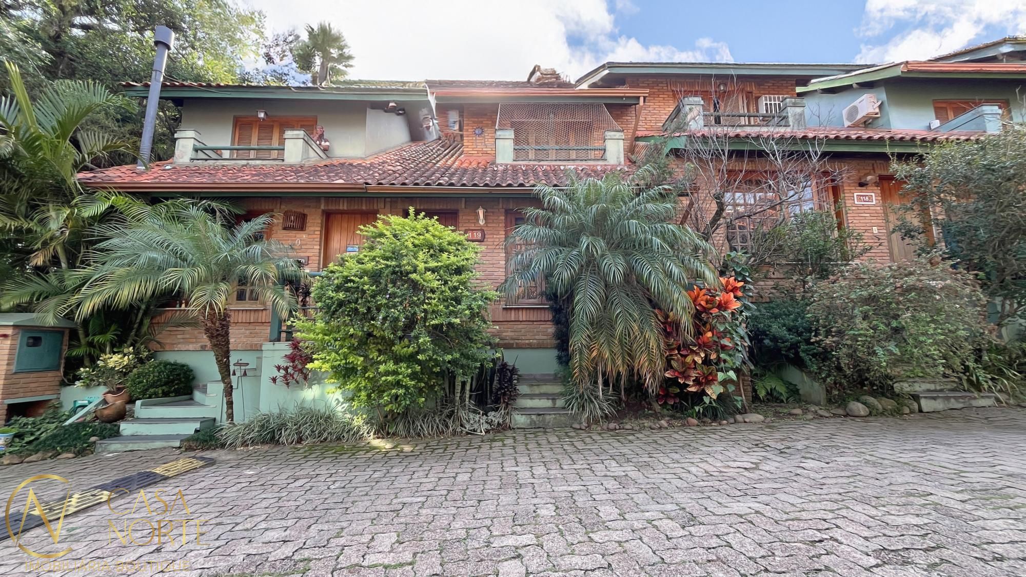Casa à venda com 2 quartos, 95m², 1 vaga, Avenida da Cavalhada no bairro Cavalhada em Porto Alegre
