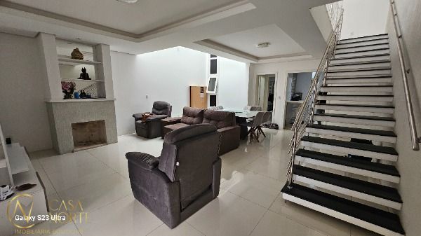 Casa à venda com 3 quartos, 210m², 3 suítes, 2 vagas, Rua Fabiana Kila de Ávila no bairro Hípica em Porto Alegre