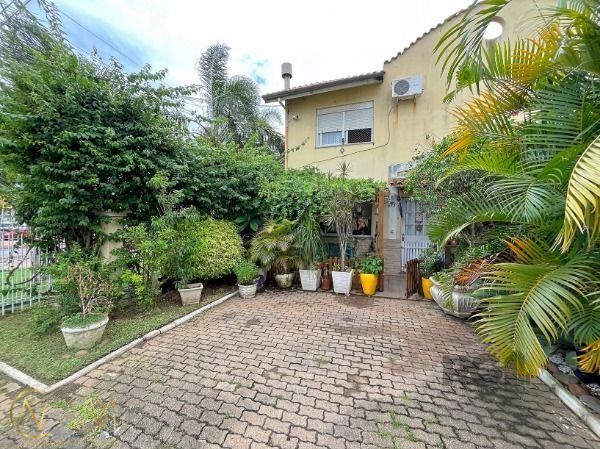 Casa à venda com 2 quartos, 118m², 2 vagas, Avenida Edgar Pires de Castro no bairro Aberta dos Morros em Porto Alegre